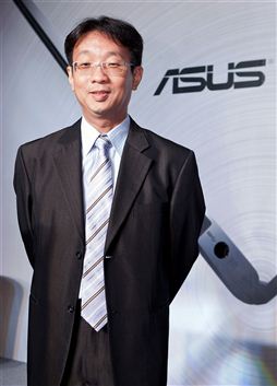 Финансовый директор ASUS Дэвид Чанг Финансовый директор ASUS Дэвид Чанг