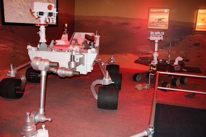 Curiosity (слева) и Spirit/Opportunity в натуральную величину. Экспозиция в Космическом центре им. Кеннеди Curiosity (слева) и Spirit/Opportunity в натуральную величину. Экспозиция в Космическом центре им. Кеннеди