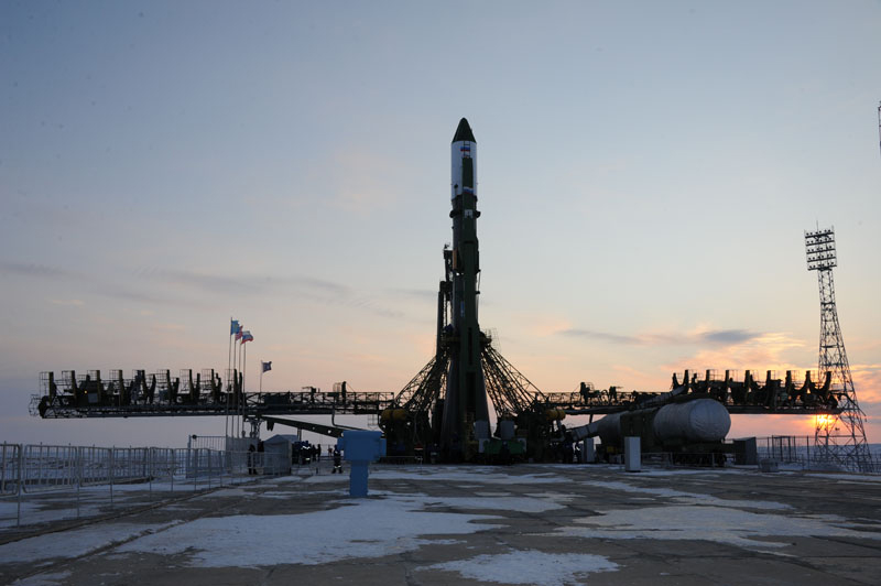  Ракета-носитель "Союз-У" с грузовиком "Прогресс М-14М" на стартовом столе 