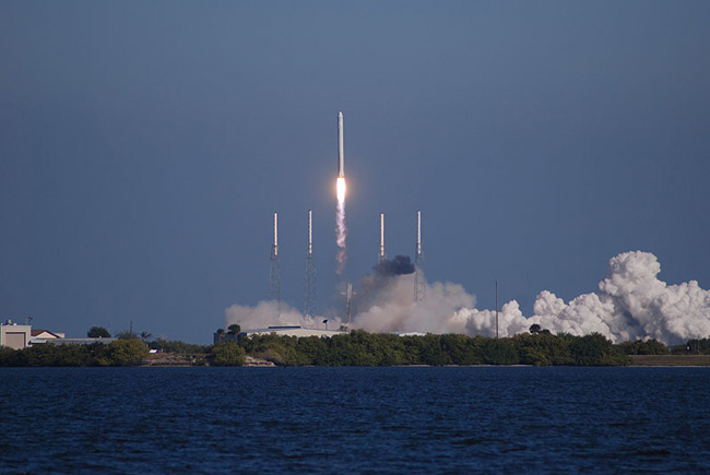  Старт ракета Falcon 9 с кораблем Dragon 8 декабря 2010 года 