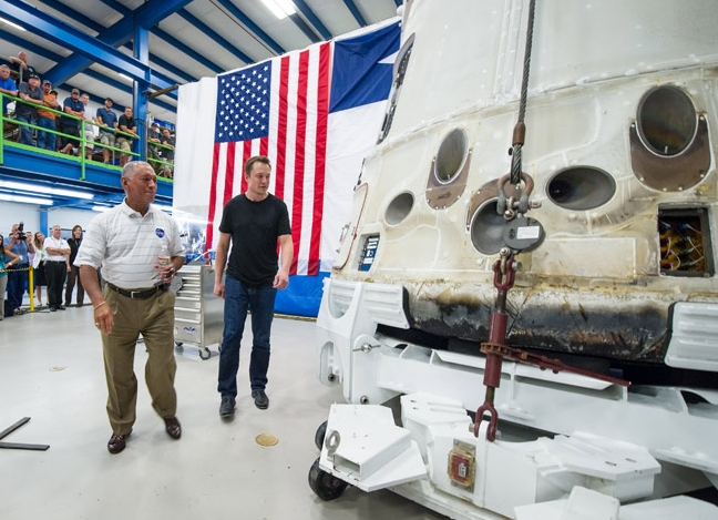  Администратор NASA Чарльз Болден (слева) и основатель SpaceX Элон Маск возле вернувшегося с орбиты корабля Dragon 