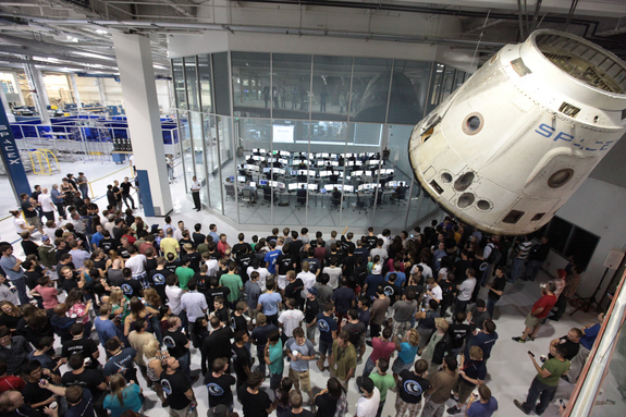  Сотрудники SpaceX следят за ходом запуска 