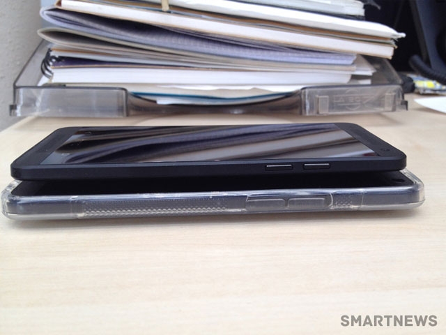 «Живые» фото смартфона HTC One mini в черном корпусе