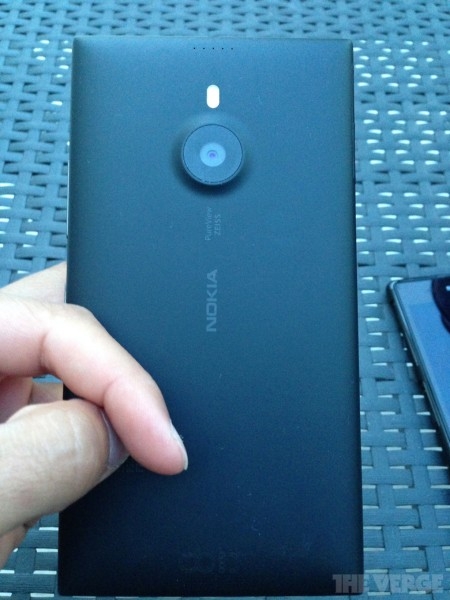 Фаблет Nokia Lumia 1520 сфотографировали рядом с Sony Xperia Z1 Фаблет Nokia Lumia 1520 сфотографировали рядом с Sony Xperia Z1