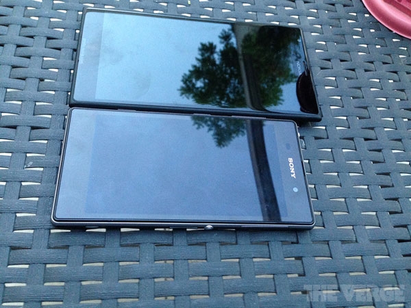 Фаблет Nokia Lumia 1520 сфотографировали рядом с Sony Xperia Z1 Фаблет Nokia Lumia 1520 сфотографировали рядом с Sony Xperia Z1