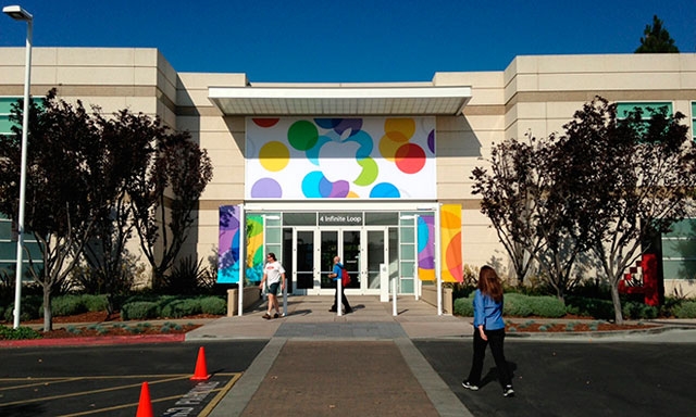 В преддверии мероприятия кампус Apple разукрасили разноцветными баннерами