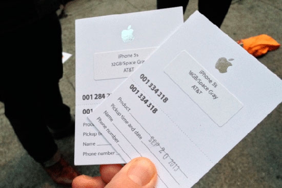 Спекулянт нанял в Пасадине бомжей для покупки Apple iPhone 5s и 5с