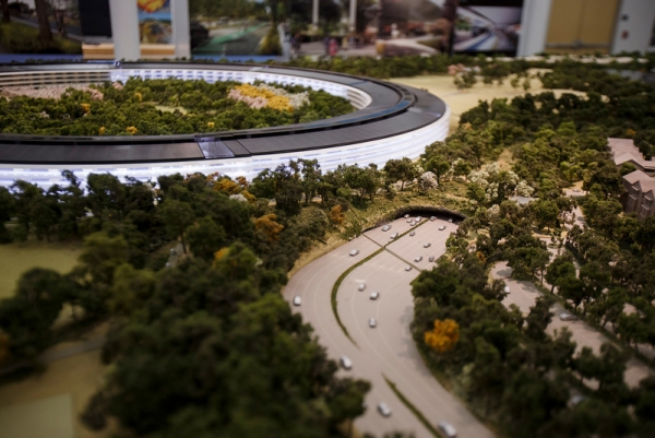 Фото миниатюрной копии футуристического кампуса «Apple Campus 2», а также видео Фото миниатюрной копии футуристического кампуса «Apple Campus 2», а также видео