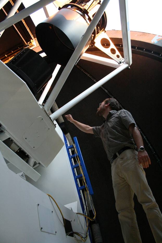 Доктор Стефан Келлер рядом с телескопом SkyMapper. anu.edu.au