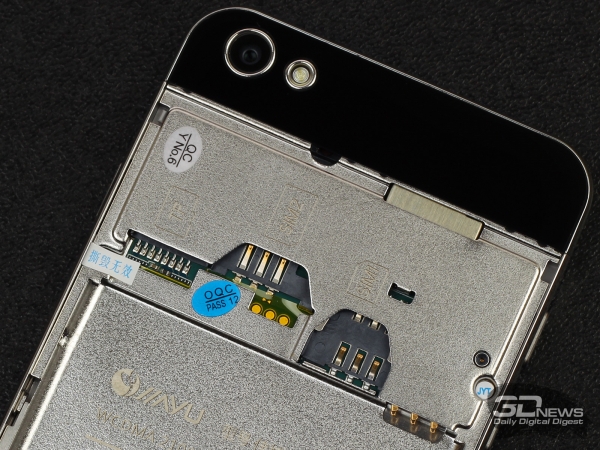 Jiayu G5: microSD and two SIM slots (first for full-size SIM and second for micro-SIM) 