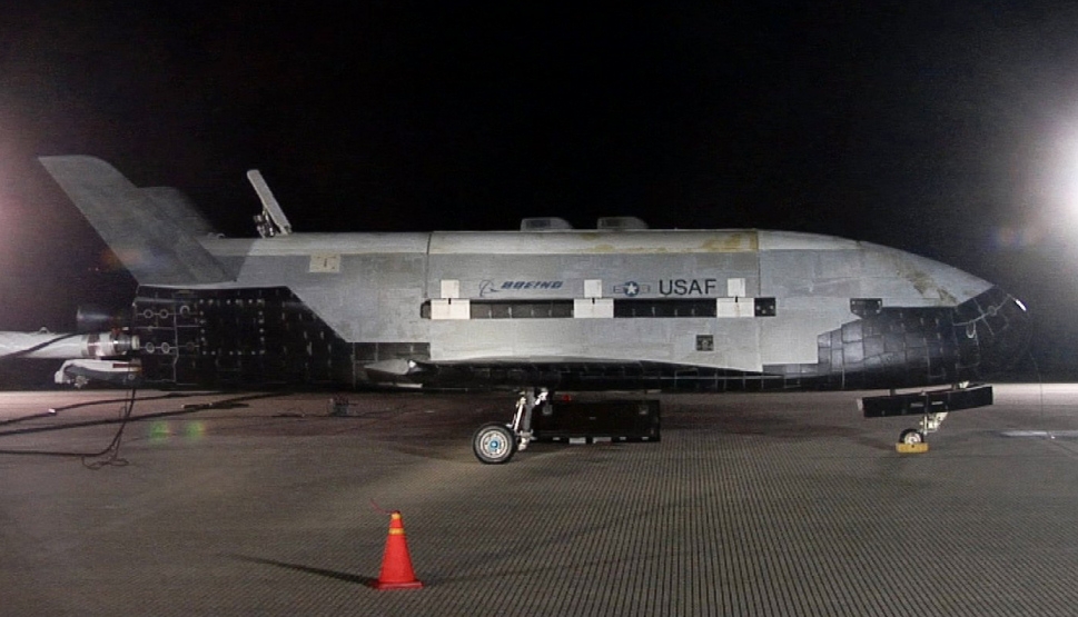 X-37B после приземления 3 декабря 2010 года на базе Ванденберг. nasa.gov