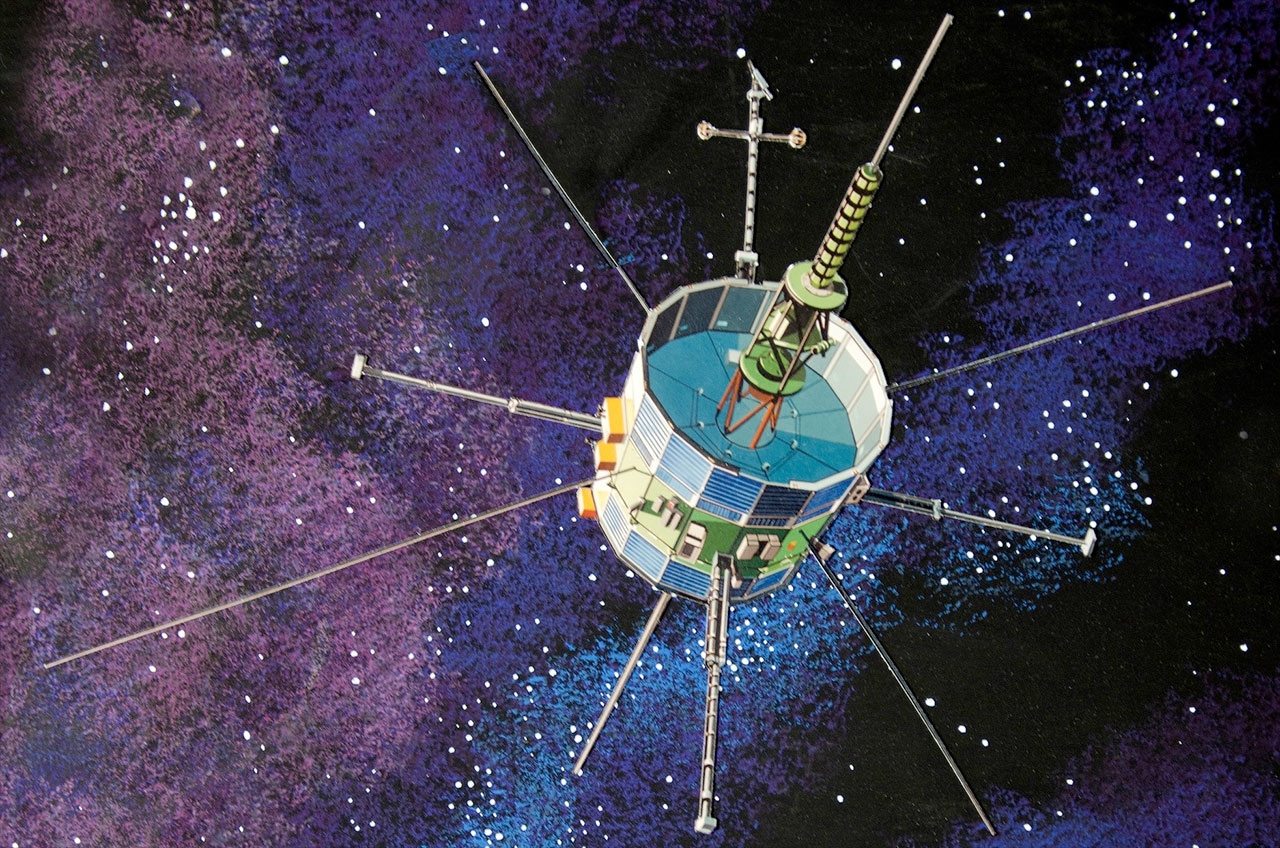 Искусственный спутник земли делает 3 оборота. Современный искусственный Спутник. Космический Спутник. Искусственные спутники земли. Спутник в космосе.