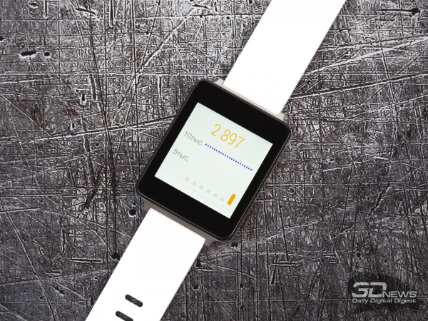  LG G Watch and Sony SmartWatch 2 size comparison 
