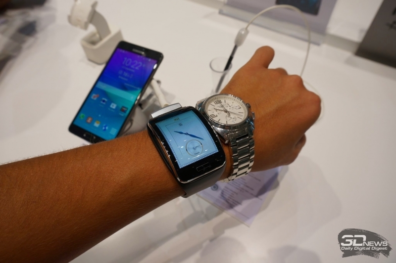 Samsung watch 5 nfc. Samsung Gear NFC. Последняя модель смарт часов из самсунга галакси фото. Какие телефоны подходят под самсунг гиар.