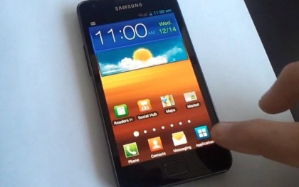 Смартфон Samsung с оболочкой TouchWiz
