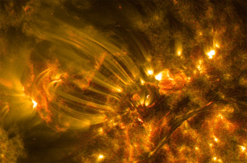Вспышки на солнце сегодня в реальном времени. Вспышки на солнце. Изображение солнечной вспышки. Фотографии солнечных вспышек. Солнечная вспышка 2006 года.