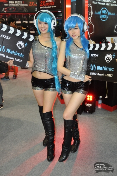  Две красавицы на фоне стендов MSI с игровыми решениями с поддержкой инновационной технологии Nahimic 