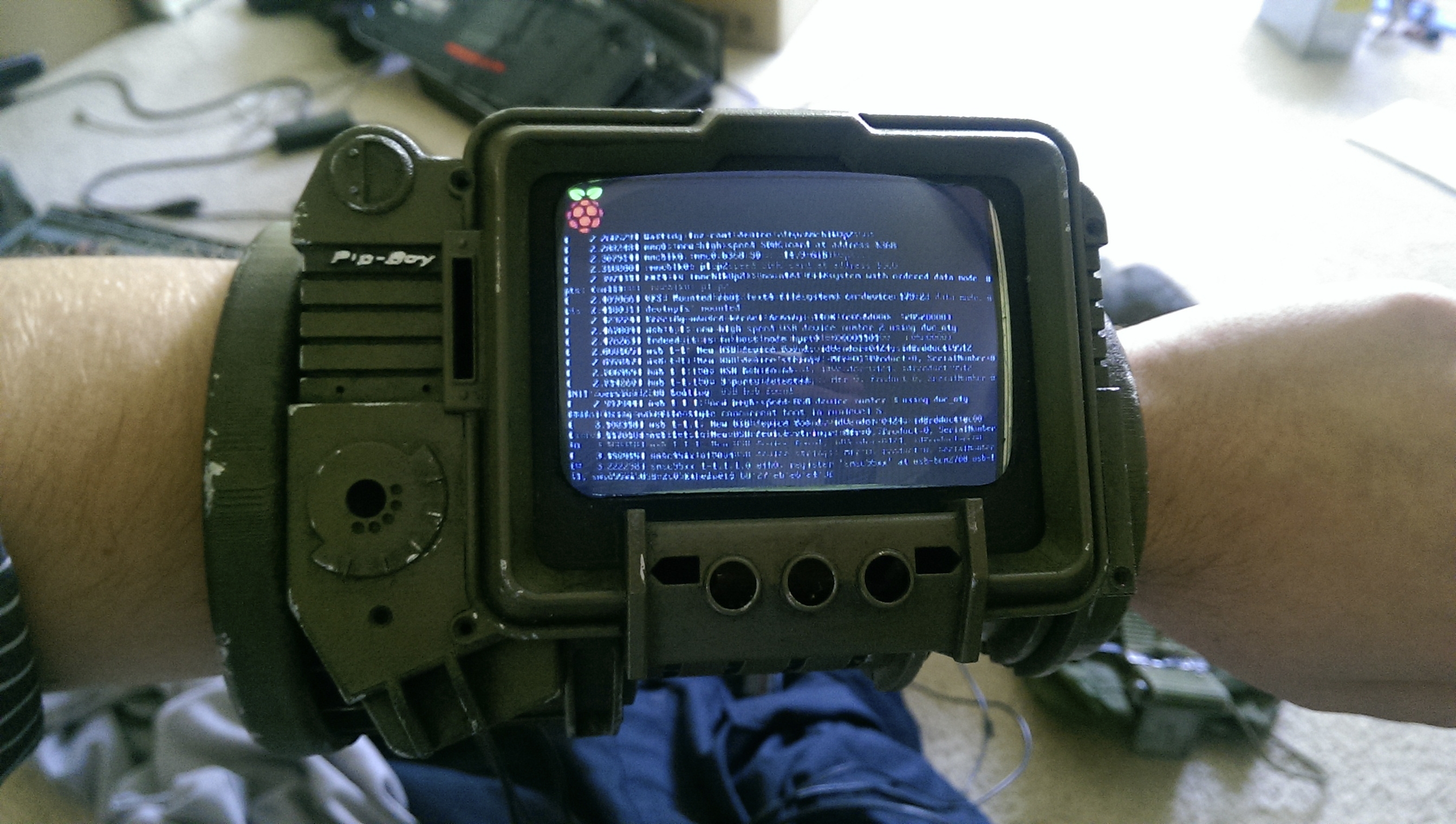 Носимый компьютер. Raspberry Pi Pipboy. Фоллаут наручный компьютер. Pipboy на Raspberry Pi 4. Pip boy 3000 Fallout 4.
