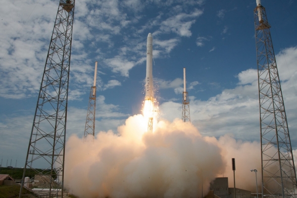  Несмотря на многочисленные задержки и переносы первый пуск нового носителя Falcon 9 с полумакетным кораблём Dragon прошёл успешно 