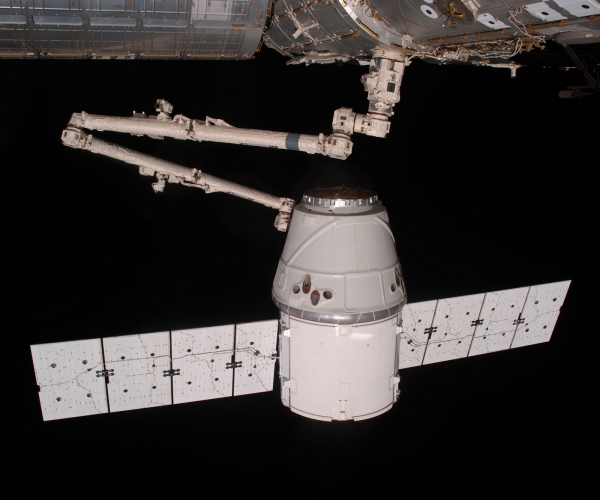  Dragon, выведенный на орбиту в третьем пуске, причалил к МКC 