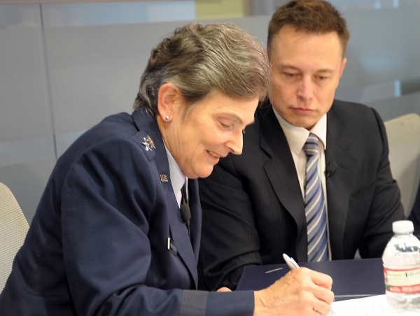  Генерал-лейтенант ВВС Элен Павликовски и Илон Маск и подписывают соглашение о сертификации носителя Falcon 9 