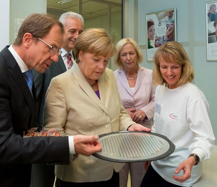  Канцлер Германии Ангела Меркель изучает 300-мм пластину с чипами на заводе Infineon (EE Times) 
