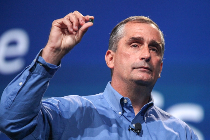 Глава Intel Брайан Кржанич показывает чипсет Quark (картинки Intel)