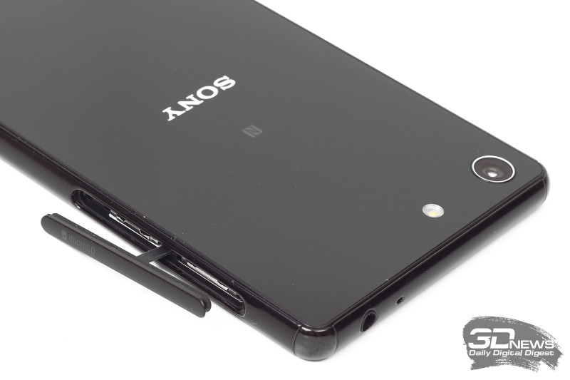  Sony Xperia M5 – гнезда для установки SIM-карточки и карточки памяти 