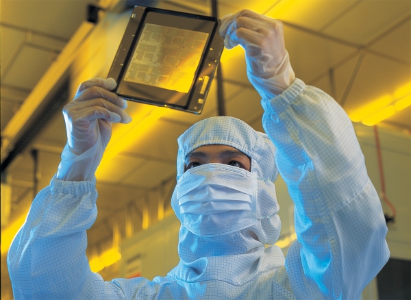Специалист TSMC держит в руках фотомаску