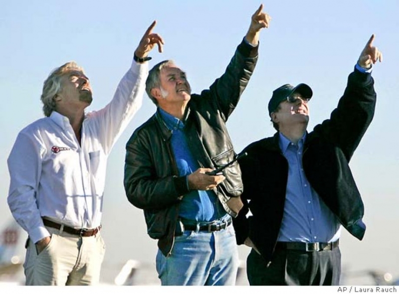  Ричард Брэнсон, Бёрт Рутан и Пол Аллен встречают SpaceShipOne 