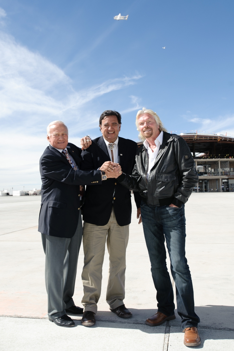  Астронавт Базз Олдрин, губернатор Билл Ричардсон и бизнесмен Ричард Брэнсон на фоне строящегося «Космопорта Америка» 