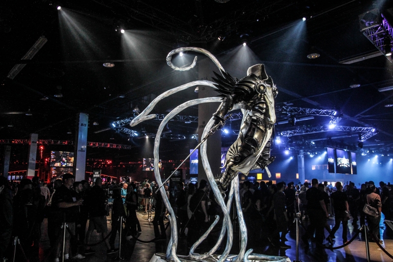  На мероприятии повсеместно стояли статуи важных персонажей Blizzard в натуральную величину 