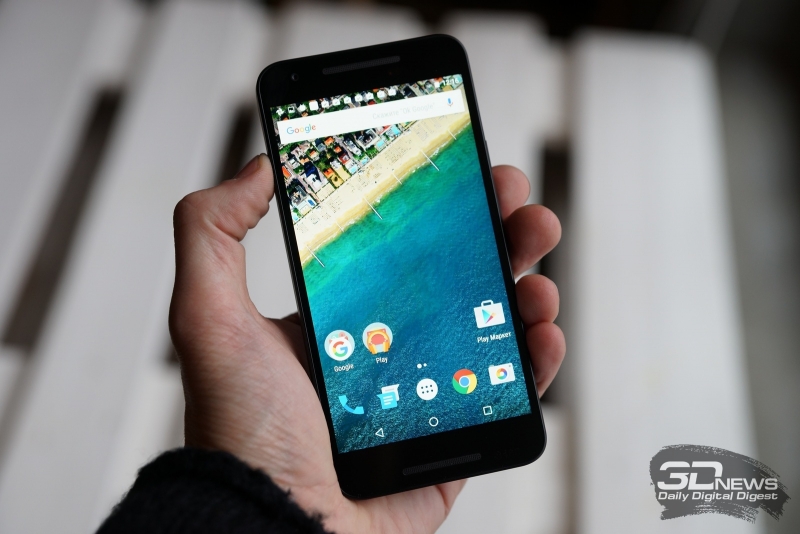  Google Nexus 5X в руке 