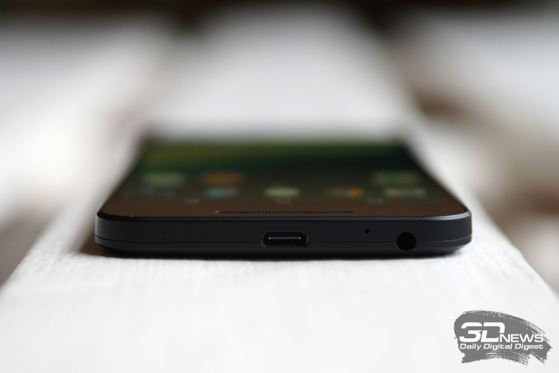  Google Nexus 5X, нижний торец: по центру – порт USB-C, правее – миниджек и отверстие разговорного микрофона 