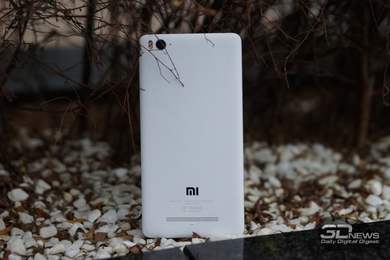  Xiaomi Mi 4i, вид сзади 