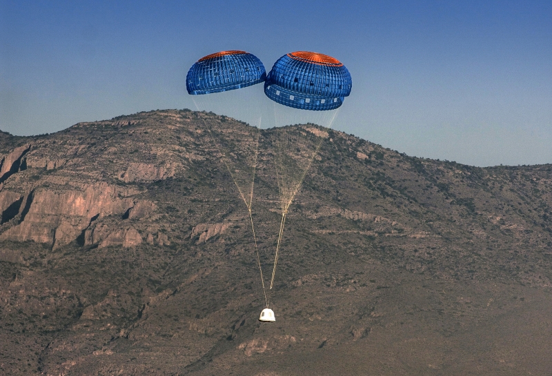 Капсула спускается на парашютах. Фото Blue Origin