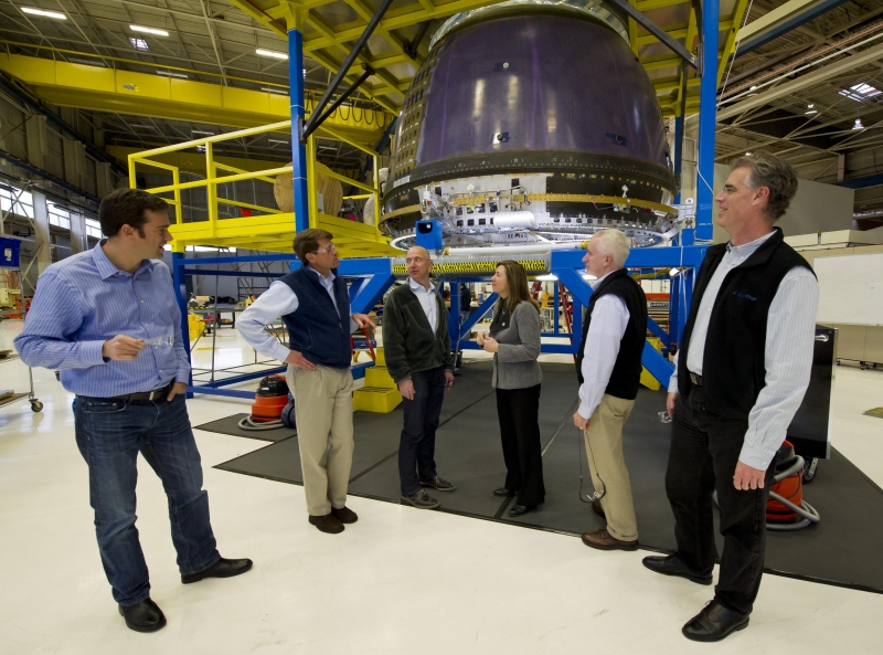 Джефф Безос показывает композитную гермокапсулу первому заместителю Администратора NASA Лори Гарвер. Фото Blue Origin