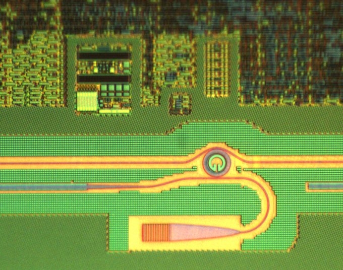 Часть оптической системы передачи данных рядом с традиционными транзисторами и диодами