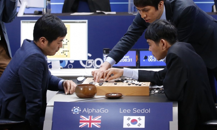  Ли Седоль (сидит справа) проводит анализ игры после поражения в третьей партии 