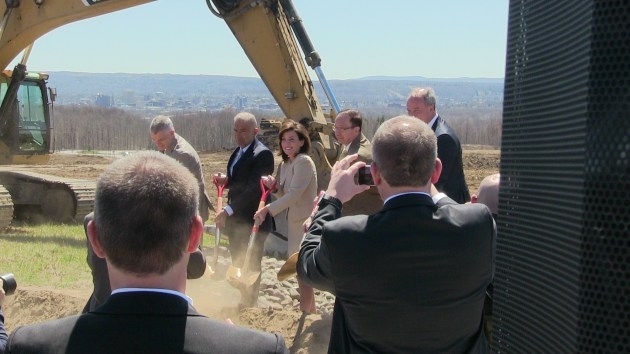 Руководство Ams AG и представители властей штата Нью-Йорк открывают строительство завода (P.W. Creighton/TSM)