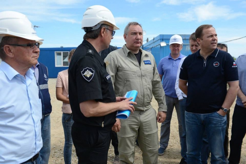  Премьер-министр Д.О. Рогозин и руководитель «Роскосмоса» И.А. Комаров на космодроме Восточный 3 июля 2015 года (http://oborona.gov.ru/media/photo/168). 
