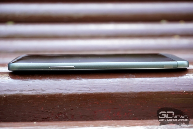  LG G5 se, левая грань: длинная клавиша регулировки громкости и маленькая кнопочка, разблокирующая сменную панель 