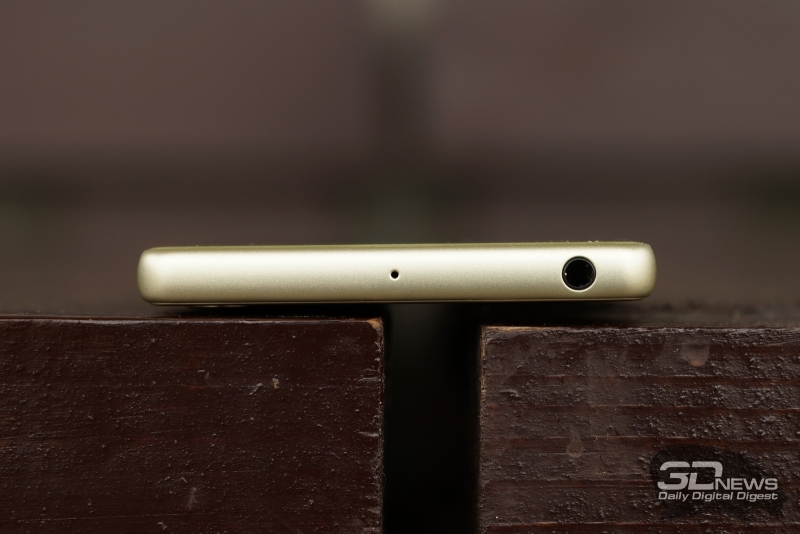  Sony Xperia X, верхняя грань: 3,5-мм разъем для наушников/гарнитуры и второй микрофон 