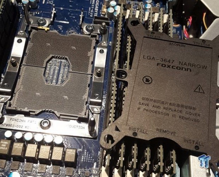 Новый процессорный разъём Intel. Судя по количеству DIMM, контроллер памяти будет шестиканальным