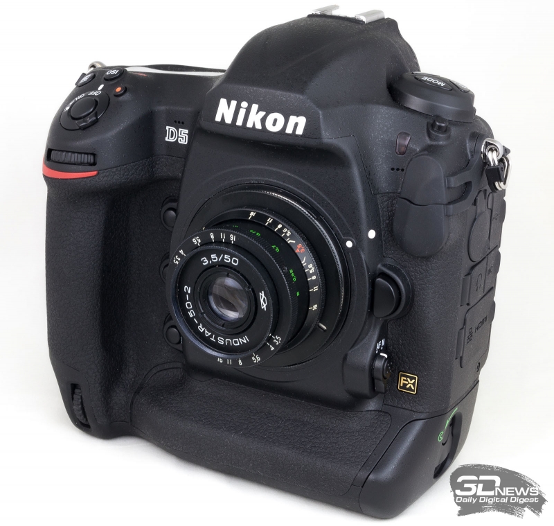  Nikon D5 (480 тыс. рублей) и Индустар-50-2 (130 рублей) 