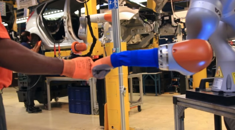 На автомобильном заводе Форд рабочим помогают напарники-роботы