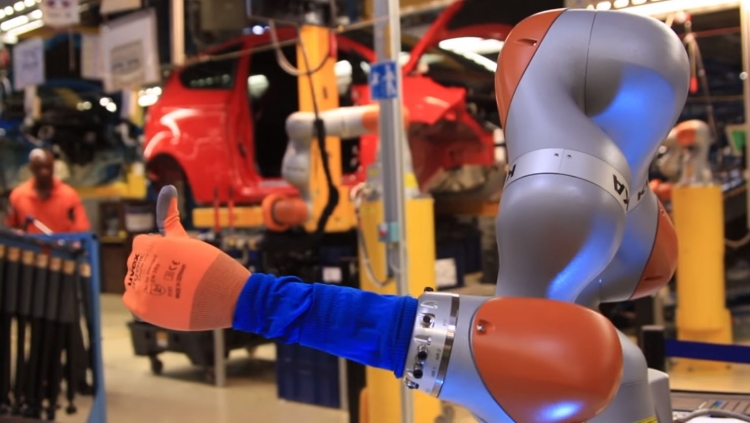 На автомобильном заводе Форд рабочим помогают напарники-роботы