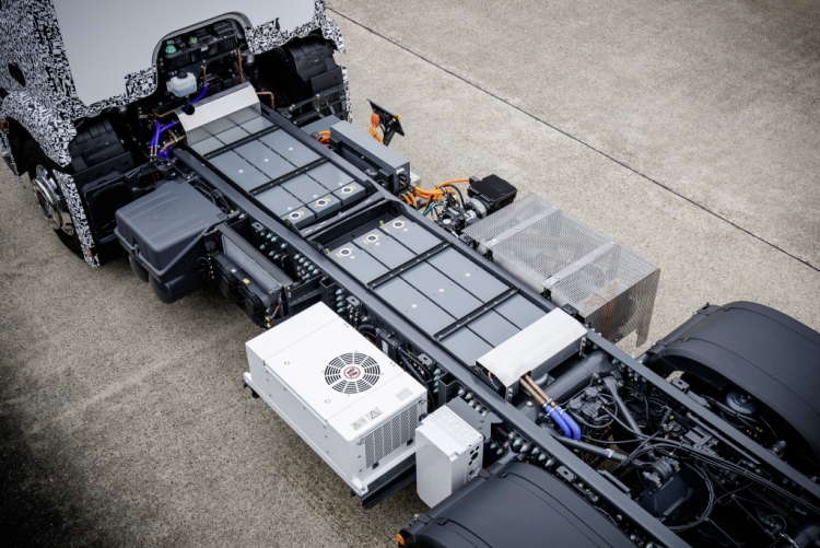 Мерседес-Бенц представила электрический грузовой автомобиль для муниципальных требований