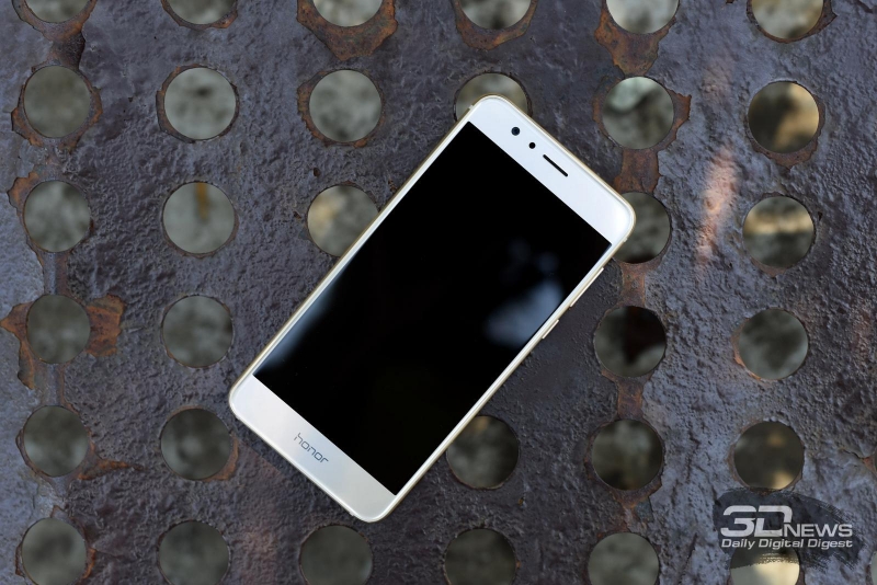  Honor 8, лицевая панель: над дисплеем расположен разговорный динамик с вписанным в его решетку индикатором состояния, фронтальная камера и датчик освещенности. Под экраном – просто лого Honor, слово Huawei не встречается на корпусе смартфона 