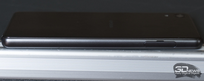  Левая грань Sony Xperia X Performance: слот для nanoSIM-карты и карты памяти microSD 